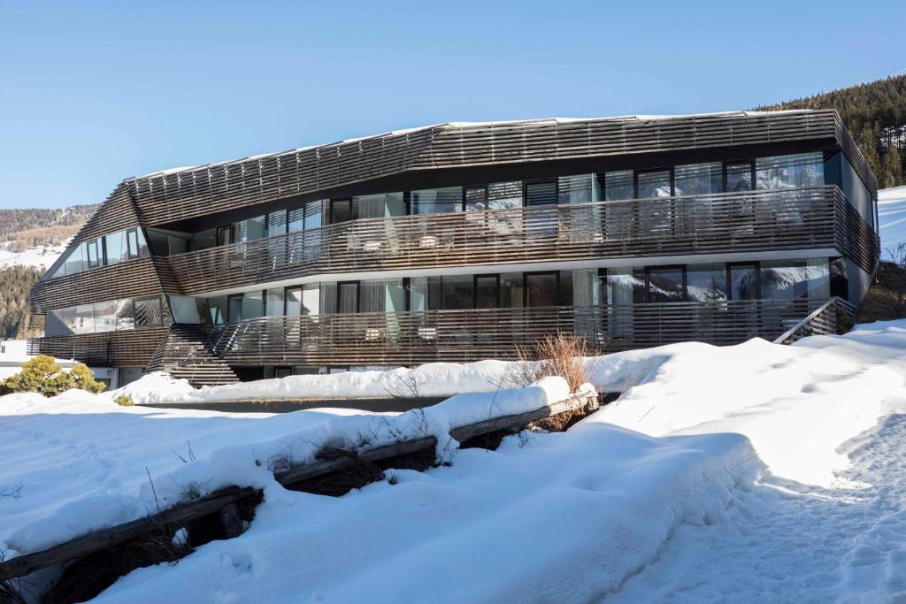 セストにあるResidence Königswarte Strata Sextenの雪の建物