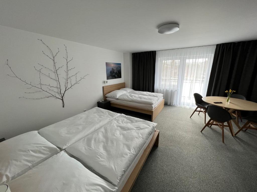 Rúm í herbergi á Hotel VARNSDORF