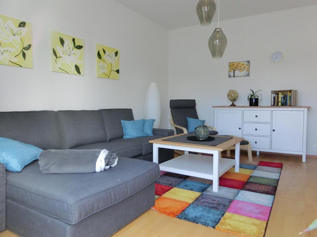 sala de estar con sofá y mesa de centro en Ballenstedt Schlossblick en Ballenstedt