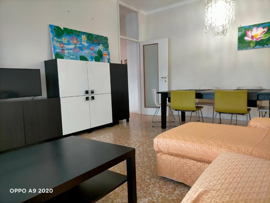 uma sala de estar com um sofá e uma sala de jantar em Appartamento La Ninfea em Arona