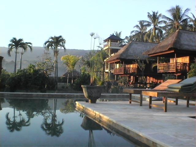 um resort com piscina de água e um edifício em Singko Lovina em Lovina
