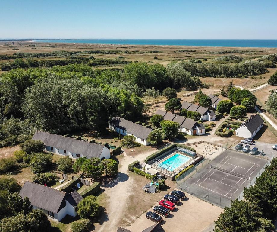 una vista aerea di una casa con campo da tennis e auto di Résidence le safran a Erdeven