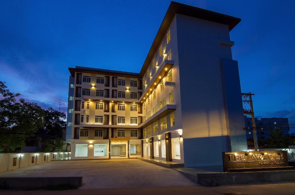 烏隆他尼的住宿－里拉瓦迪大酒店，一座晚上有灯的建筑