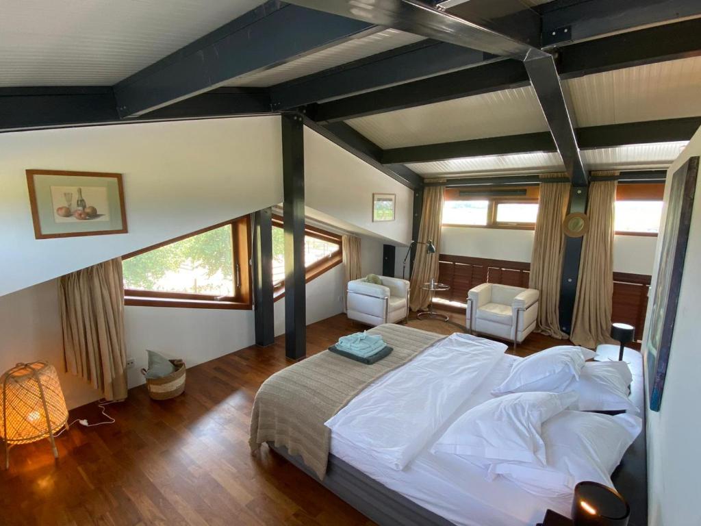 En eller flere senge i et værelse på Hestar Husid, het luxe paardenhuis