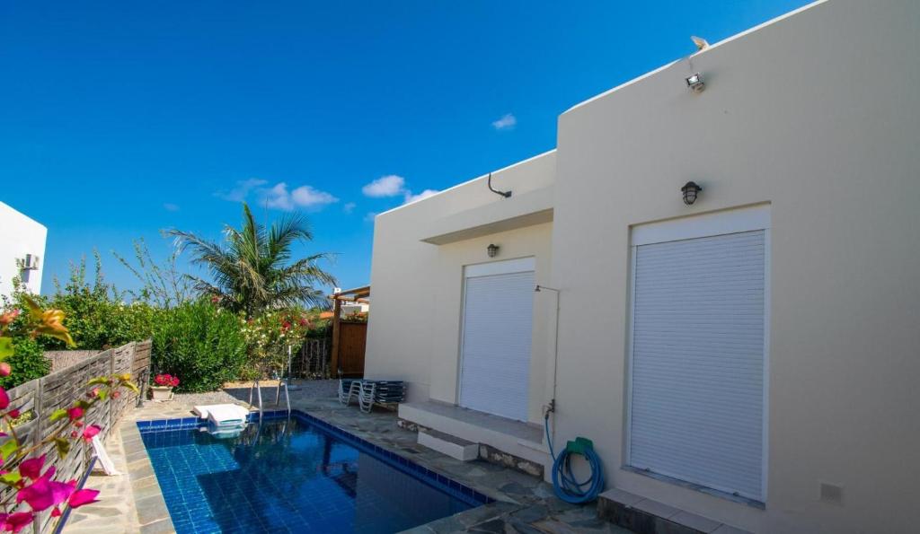 Бассейн в Villa confortable et paisible / piscine privée à 7 mn des plages de sable fin или поблизости