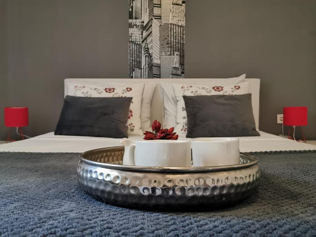 ein Tablett mit zwei Tassen auf einem Bett in der Unterkunft Apartment Soldo in Zadar