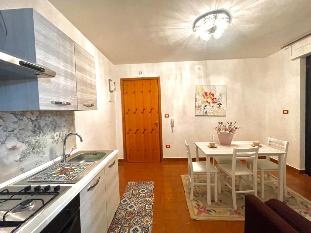 cocina con mesa y comedor en La terrazza sul MARE Manfredonia, en Manfredonia