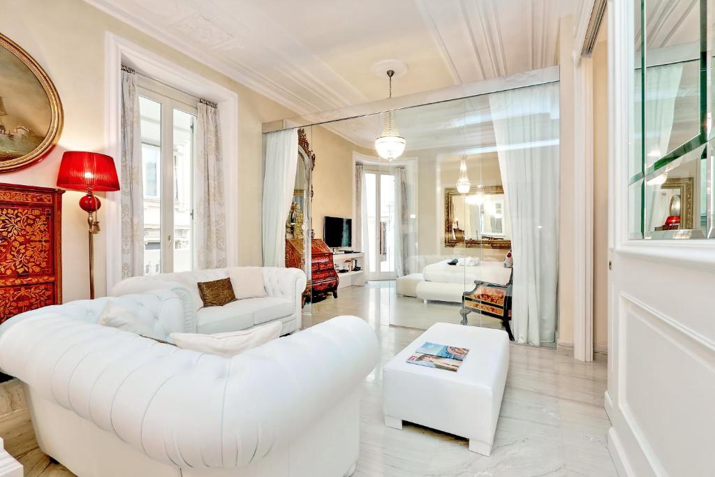 salon z białą kanapą i stołem w obiekcie Rome luxury apartment to Spanish Steps w Rzymie