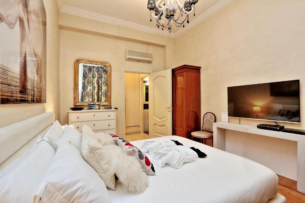 Łóżko lub łóżka w pokoju w obiekcie Rome luxury apartment to Spanish Steps