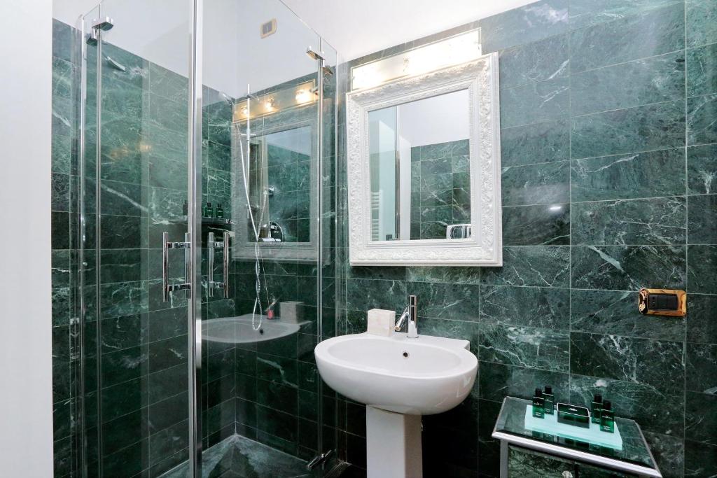 Łazienka w obiekcie Rome luxury apartment to Spanish Steps