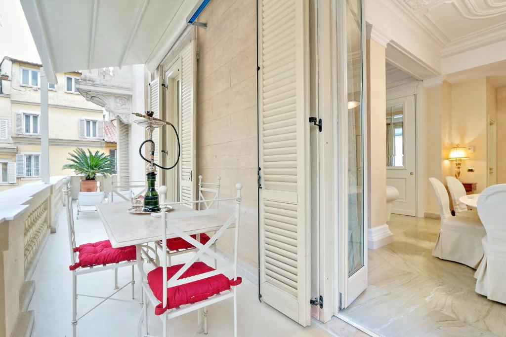 Łóżko lub łóżka w pokoju w obiekcie Rome luxury apartment to Spanish Steps