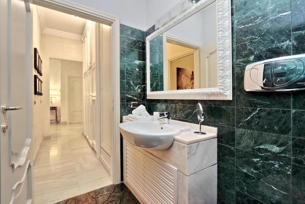 łazienka z umywalką i lustrem w obiekcie Rome luxury apartment to Spanish Steps w Rzymie