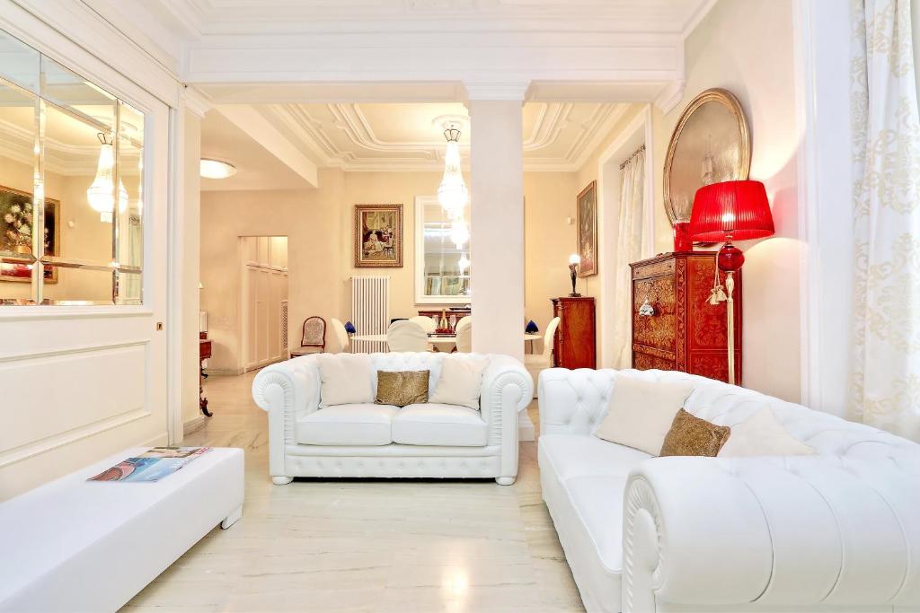 Część wypoczynkowa w obiekcie Rome luxury apartment to Spanish Steps