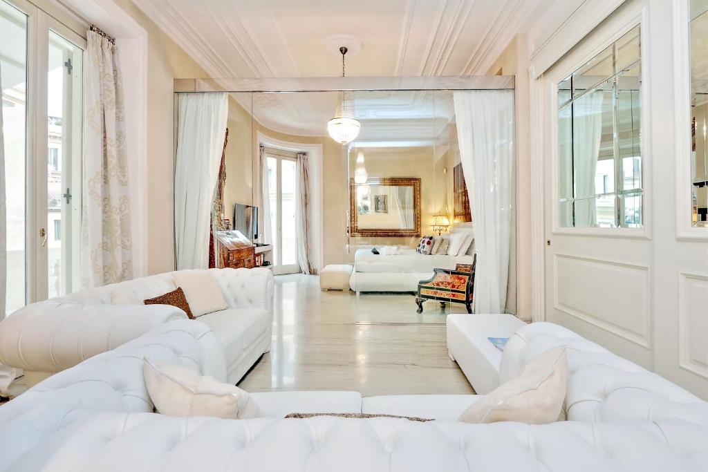 Łóżko lub łóżka w pokoju w obiekcie Rome luxury apartment to Spanish Steps