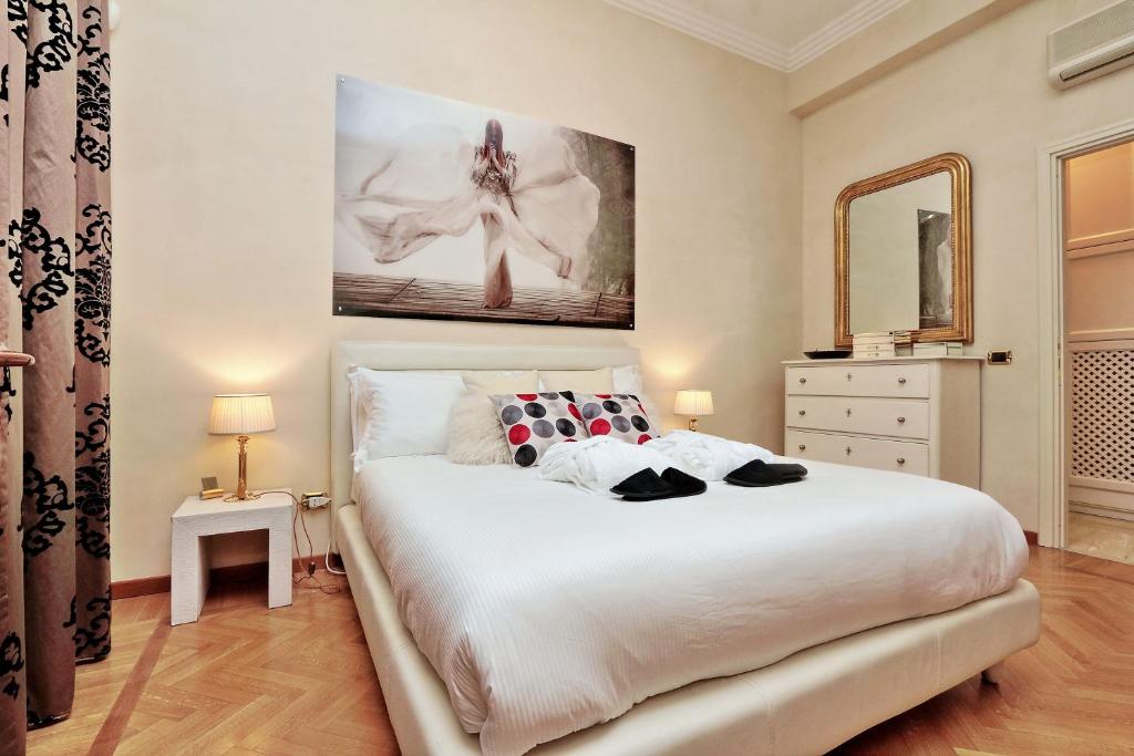 Łóżko lub łóżka w pokoju w obiekcie Rome luxury apartment to Spanish Steps