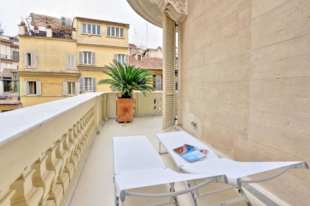 Balkon lub taras w obiekcie Rome luxury apartment to Spanish Steps