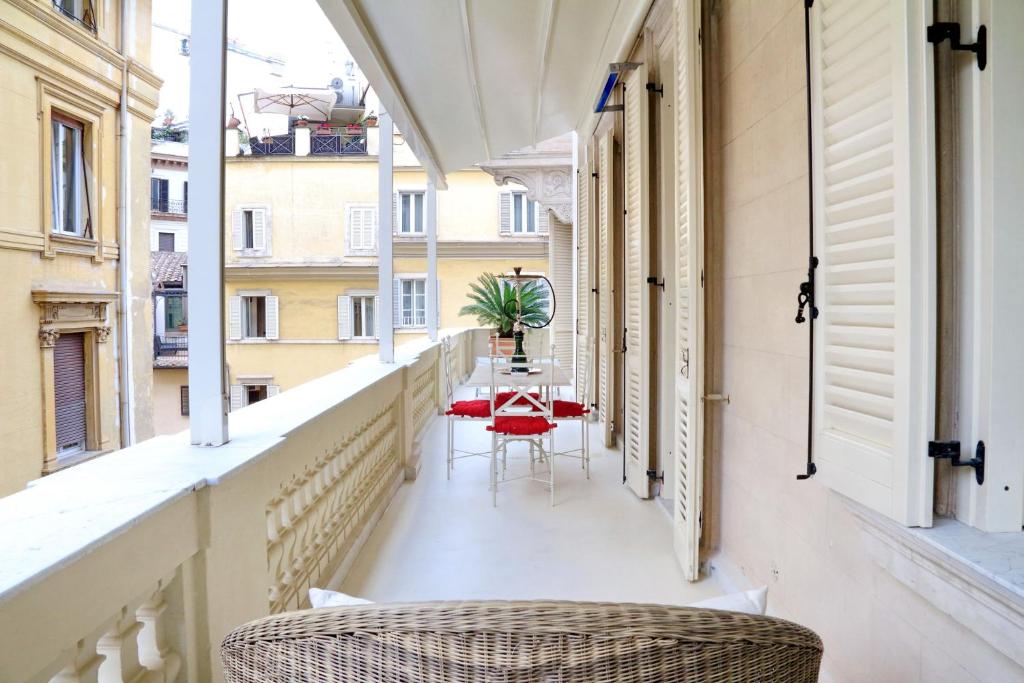 Balkon lub taras w obiekcie Rome luxury apartment to Spanish Steps