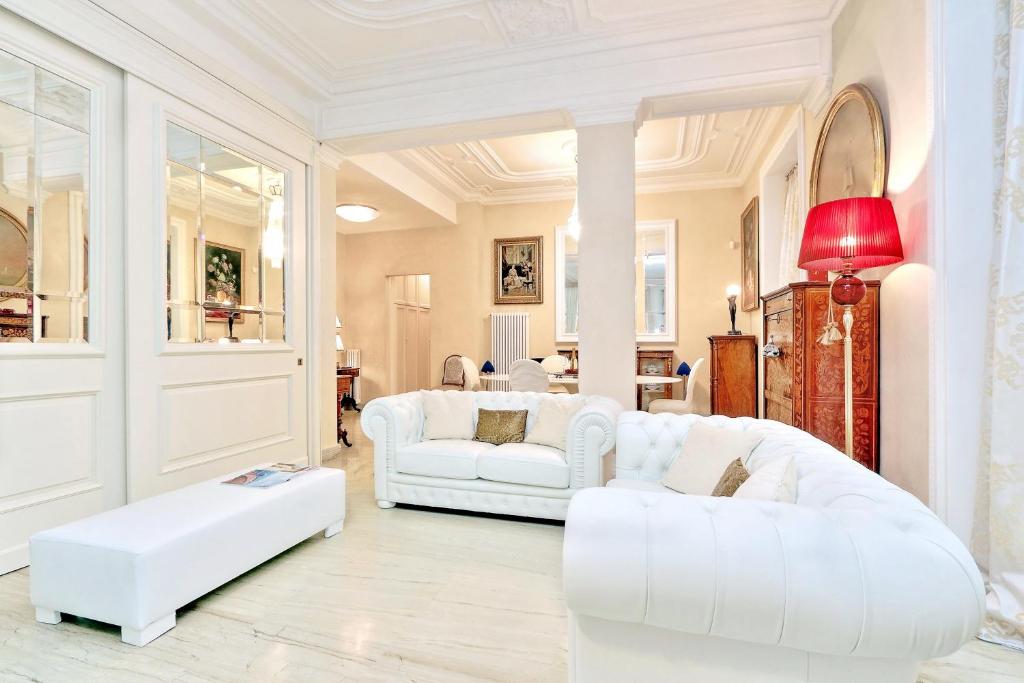 Łóżko lub łóżka w pokoju w obiekcie Rome luxury apartment to Spanish Steps