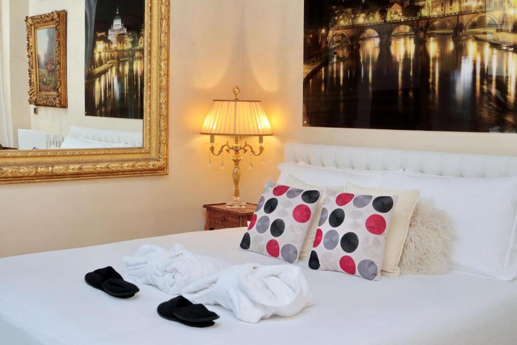 Łóżko lub łóżka w pokoju w obiekcie Rome luxury apartment to Spanish Steps