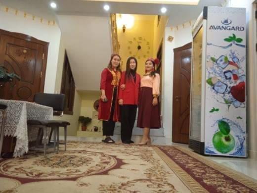 twee vrouwen die naast elkaar staan in een kamer bij Samarkand Сity Guest House in Samarkand