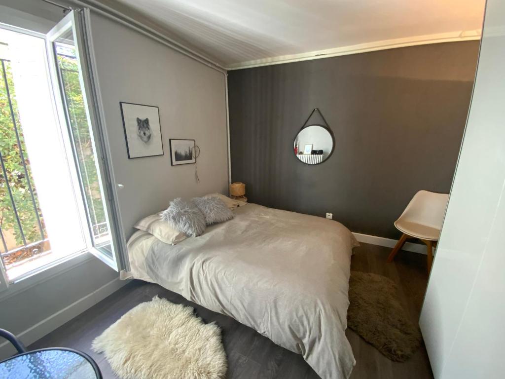 Belle chambre au calme centre Montpellier في مونبلييه: غرفة نوم صغيرة بها سرير ونافذة
