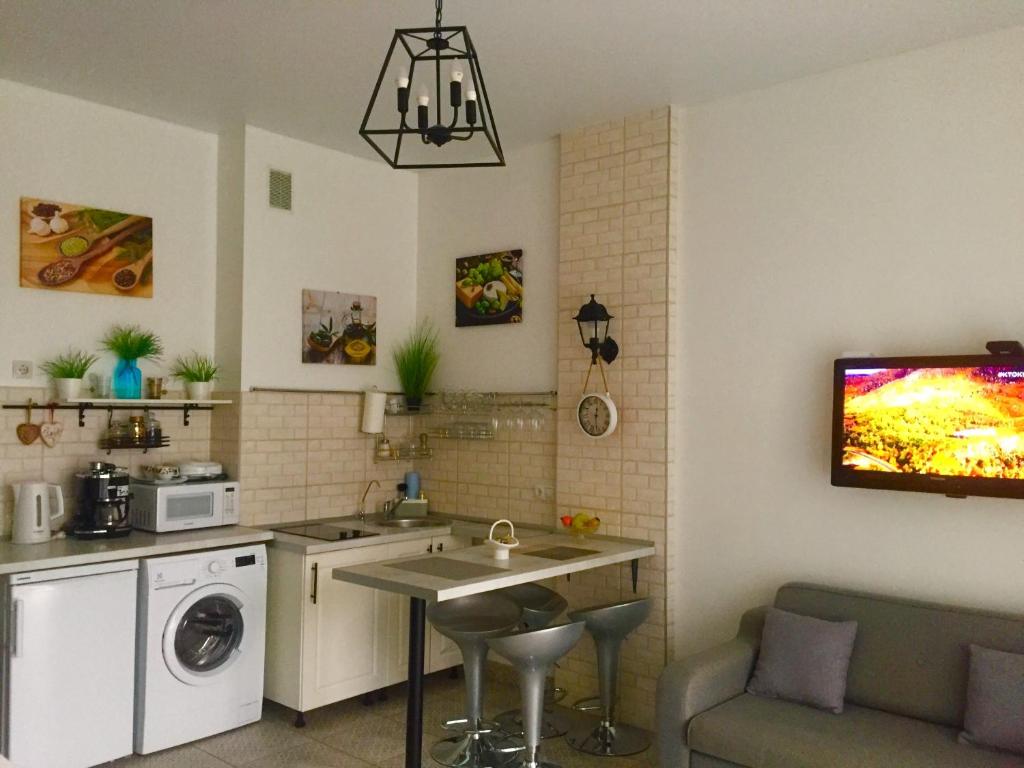 スヴェトロゴルスクにあるАпартаменты на Верещагинаのキッチン(シンク、テーブル付)