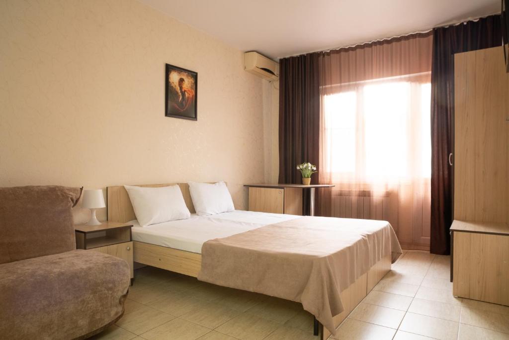 Un pat sau paturi într-o cameră la Barin House Hotel
