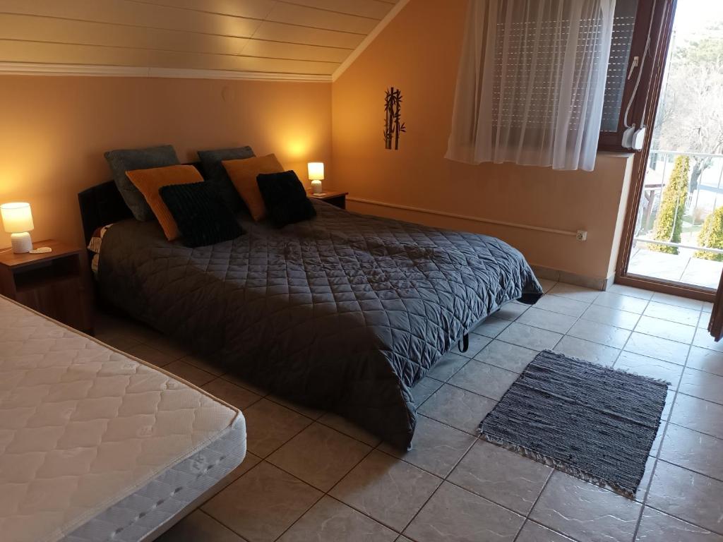 Posteľ alebo postele v izbe v ubytovaní Miranda Apartmanház