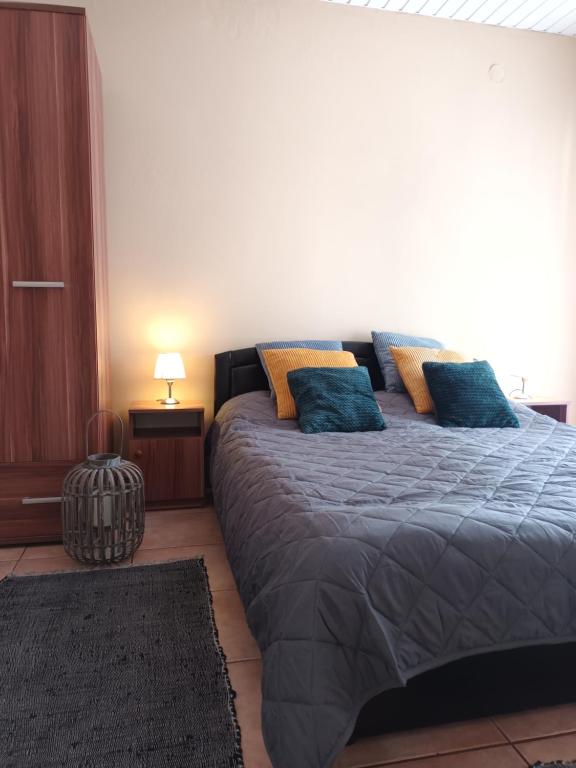Posteľ alebo postele v izbe v ubytovaní Miranda Apartmanház