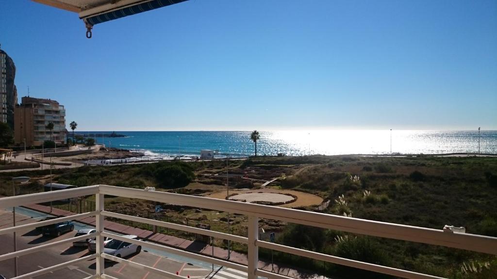 balkon apartamentu typu condo z widokiem na ocean w obiekcie Apartamento con excelentes vistas w mieście Calpe