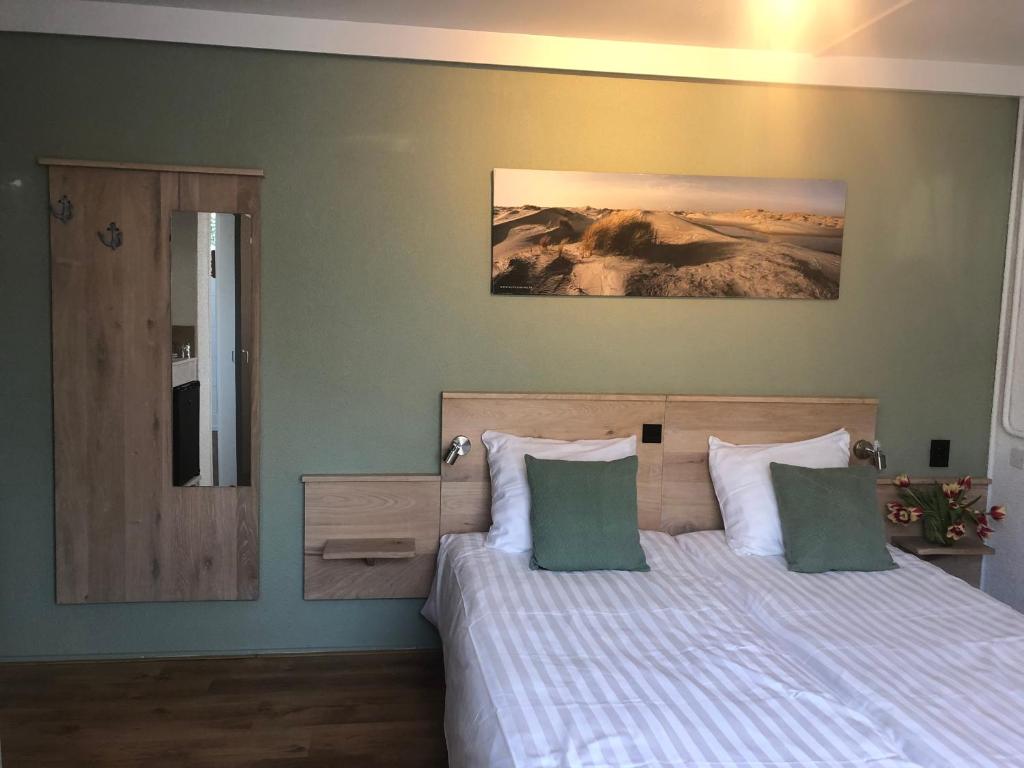 Postel nebo postele na pokoji v ubytování DuinHotel Texel