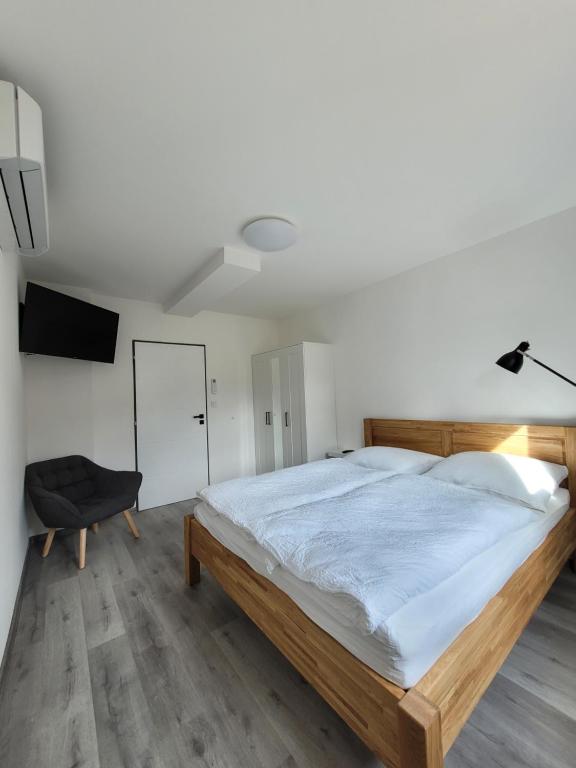 Posteľ alebo postele v izbe v ubytovaní Lepší-apartmán
