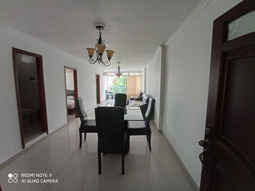 a dining room with a table and chairs at Apartamento Edificio Maracaibo in Gaira