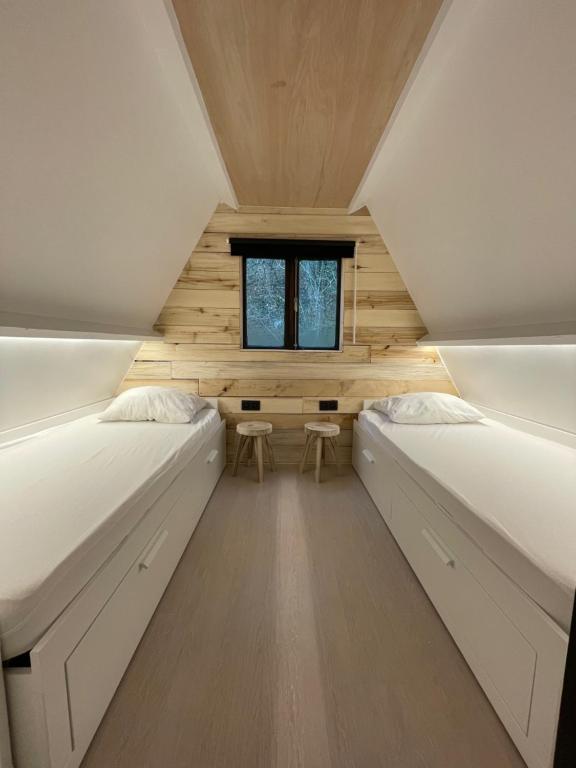 Postel nebo postele na pokoji v ubytování Sunclass Durbuy huisje 205