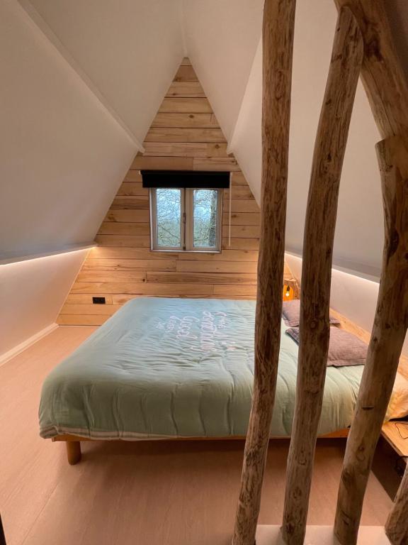 Postel nebo postele na pokoji v ubytování Sunclass Durbuy huisje 205