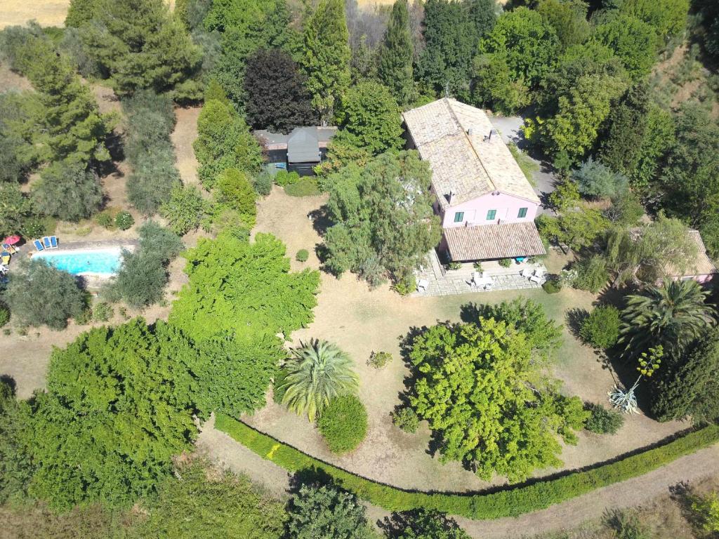 La meriggia ampio appartamento con terrazza esclusiva في أنكونا: اطلالة جوية على منزل به مسبح واشجار