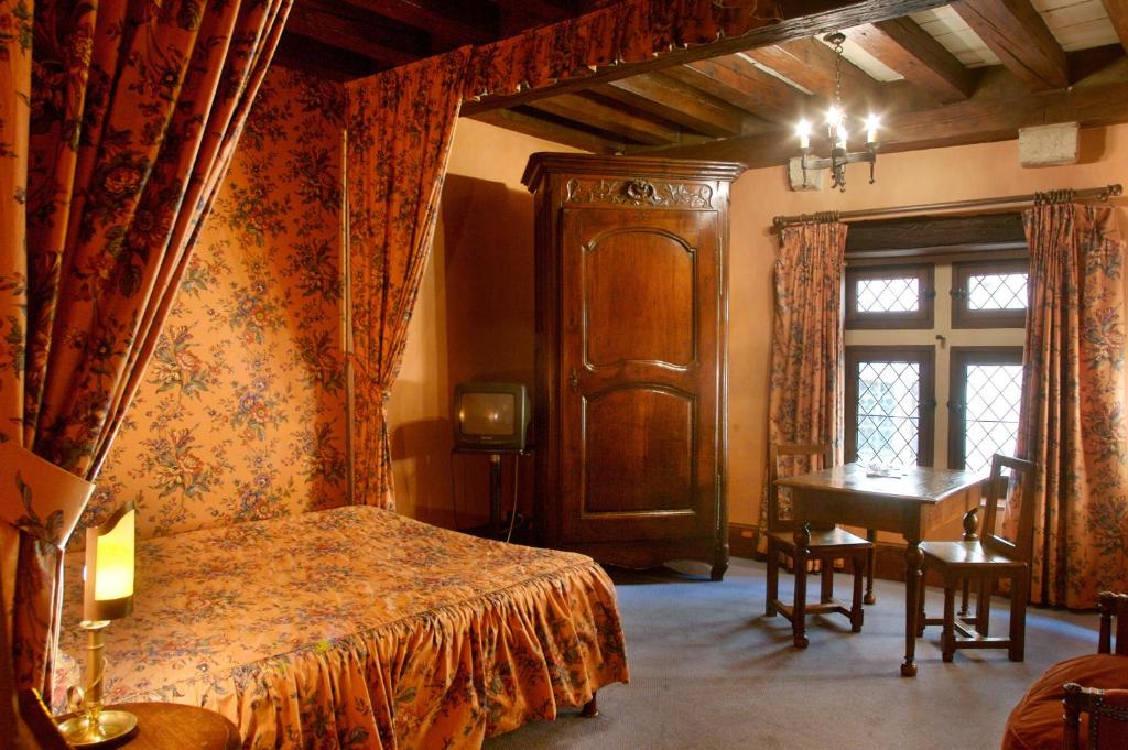 Postel nebo postele na pokoji v ubytování Hostellerie du Vieux Pérouges