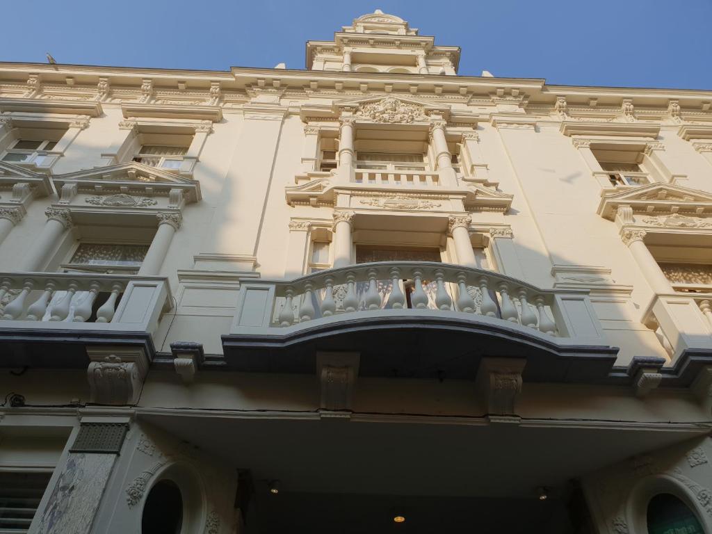 een balkon aan de zijkant van een gebouw bij Hotel Albert II Oostende in Oostende
