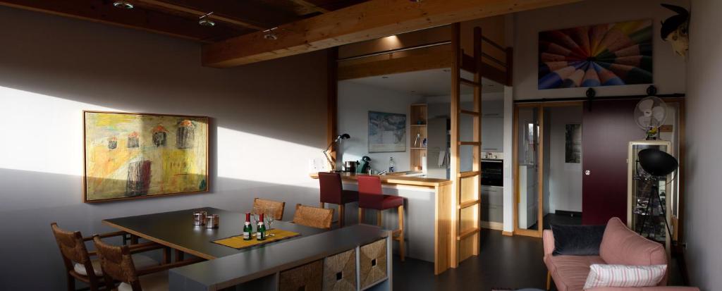 a living room with a table and a kitchen at a.SIEBEN in Wittmund