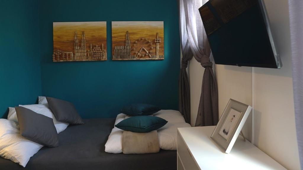 ein Wohnzimmer mit einem Sofa und zwei Gemälden an der Wand in der Unterkunft Mad In Vienna in Wien
