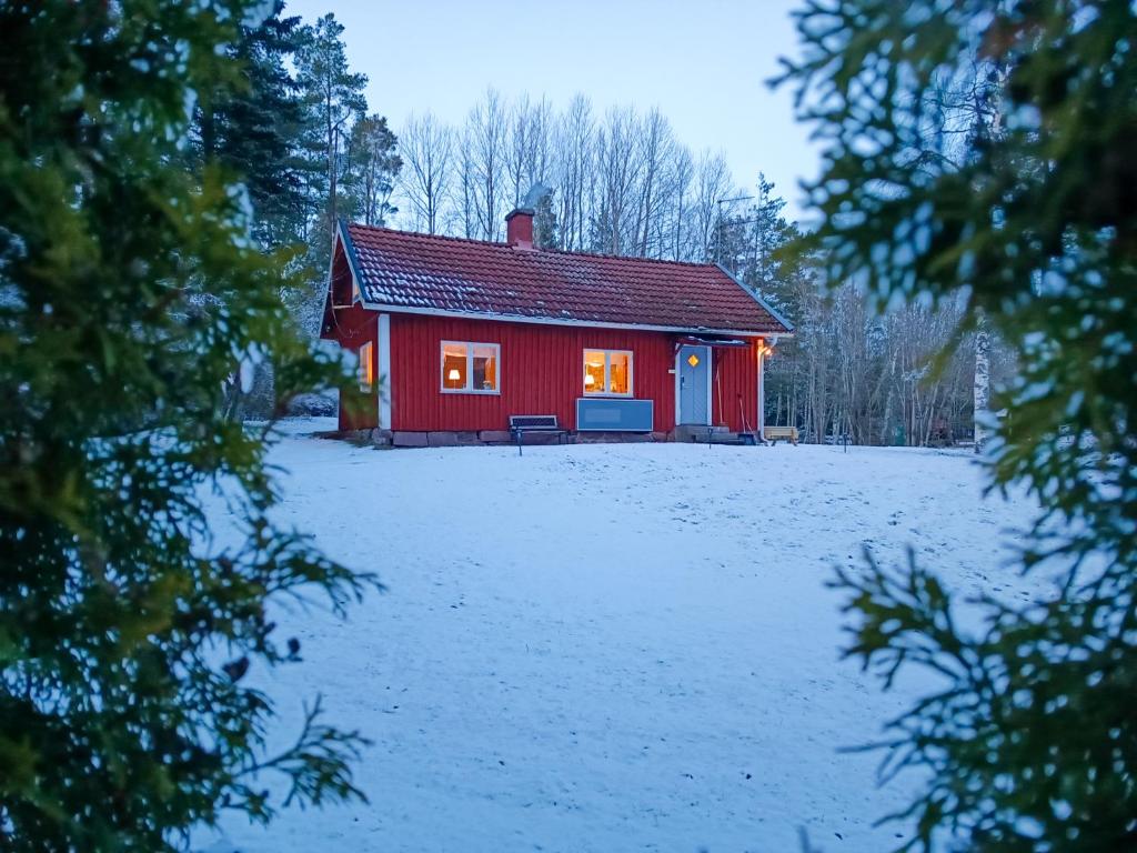 Το Lidsbergs torp i Ölme från år 1910 Ett eget mysigt torp med kakelugn, lågt i tak, sovrum med dubbelsäng och 2 enkelsängar på loft med snedtak bäddsoffa i v-rum trädgård med gasgrill τον χειμώνα