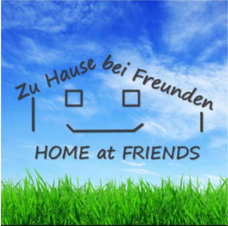 Una señal que dice "zah habe befamiliar home at friends" en Home at Friends' - City - Zu Hause bei Freunden, en Dortmund