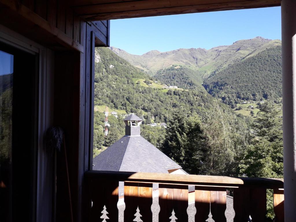 uma janela de uma casa com vista para a montanha em Appartement 4/6 pers 38m2, vue montagne, piscine chauffée, 500m centre ville em Cauterets