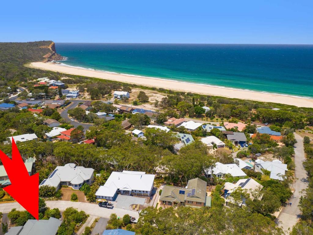 een luchtzicht op een strand met een rode pijl bij Banksia Breeze 5 Birramal Dr Dunbogan in Dunbogan