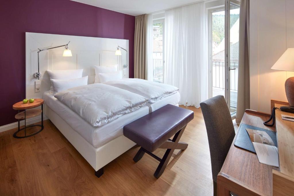 Postel nebo postele na pokoji v ubytování Hotel Therme Bad Teinach