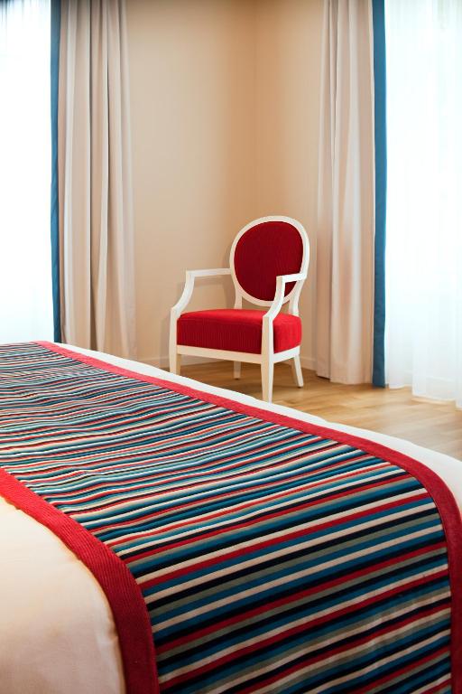 Postel nebo postele na pokoji v ubytování Hôtel Mercure Vittel