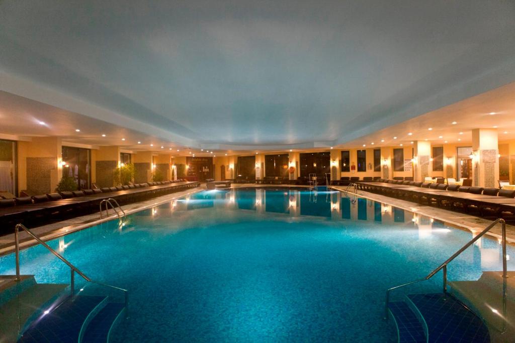 Bazén v ubytování Delphin Palace Hotel nebo v jeho okolí