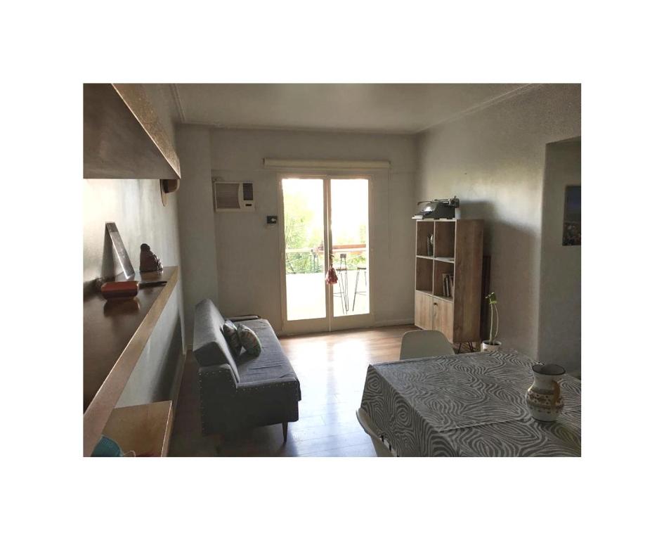 sala de estar con sofá y mesa en Tucuman Suite Departamento con cochera privada Zona Sur San Miguel de Tucumán en San Miguel de Tucumán