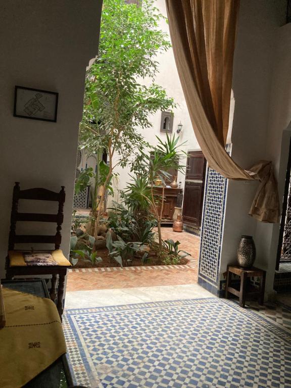 una puerta abierta a una habitación con jardín en Riad Felloussia en Meknès