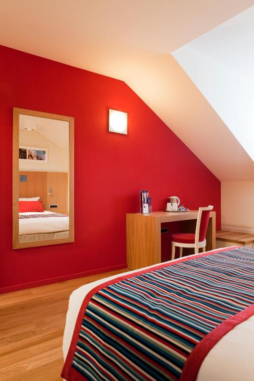 Postel nebo postele na pokoji v ubytování Hôtel Mercure Vittel